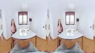 محاكاة جنس بالواقع الافتراضي: فتاة حارقة تمص بعمق في فانتازيا إباحية