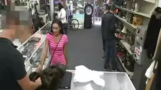 مراهقة مثيرة يتم تمديد مهبلها الضيق في جنس داخل المحل