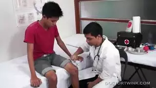 طبيب يمارس الجنس مع مريض ذكر في العيادة