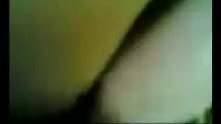 عاهرة عربية تفتح ساقيها لضربات قوية في كسها