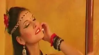 عارية وجريئة: شقراء مثيرة تتباهى بجسدها العاري في الهند