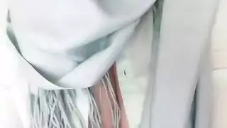 عاهرة محجبة تصور لعبة كسها وتشاركها على الإنترنت