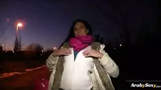 يورو نقداً مقابل المؤخرة في كابينة حمام عام