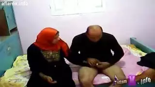 محجبة وقحة: قذف في الحلق ووضعية كلب خشنة في مقطع إكس إكس إكس منزلي