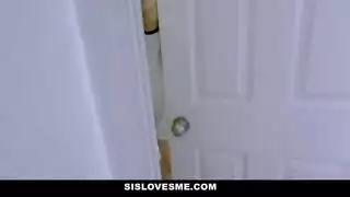 مفاجأة الحمام: الأخت تجده يدلك قضيبه وتقرص مصه