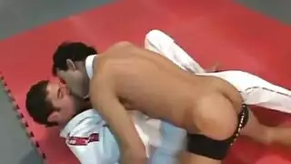 شباب لاتينيون شواذ يمصون ويمارسون الجنس بعنف