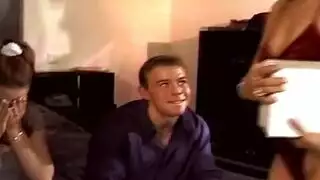 بداية جنس جماعي: بنتان تركبان وتمتصان شاب