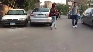 إغراء علني: تصوير طيز حجابة مثيرة في وضح النهار