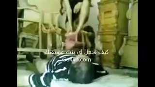 جنس شرجي في الورشة: نجار يمارس الجنس بقوة مع فتاة مصرية صغيرة