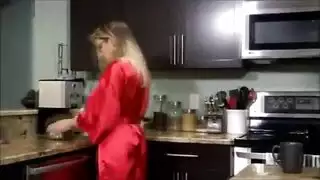 سكس محارم ساخن جداً مع الشاب يتحرش بزوجة أبيه السكسي و تستجيب و ينيكها في المطبخ