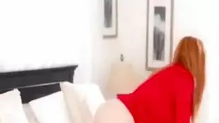 درس عملي من سيدة ناضجة في اختراق الكس المبلول الإباحي