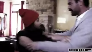 فتاة متمردة تمارس الجنس مع أبيها في جلسة مصالحة محرمة