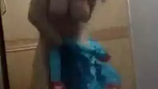 أثداء ضخمة لجميلة مصرية تقطر ماءً – فيديو صريح