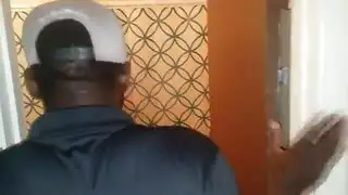 الزب الأسود الكبير يسيطر على كسي الضيق في جنس شاور زلق