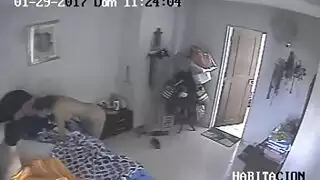 كاميرا تجسس في النظارات: التلميع يتحول إلى جلسة جنس عنيف