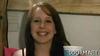 مشهد صريح: راقصة تعري ثرية تناك فرج طالبة شابة بخشونة