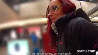 اعتقال مثير يؤدي إلى فيلم إباحي قوي في السيارة والغرفة مع سيدة تشبه القطة المثيرة