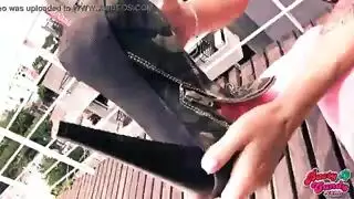 مراهقة شابة ساخنة تتباهى بصدرها الرائع وطيزها