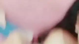 عاهرة مغرية تفتح فرجها في غرفة الملابس