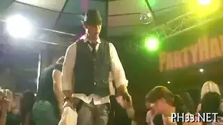 ثلاثي جنسي جماعي: منى فاروق وشيماء الحجّ تمارسان الجنس مع خالد يوسف