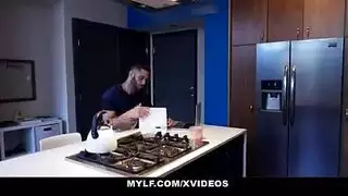 ابن يتحرش بمرات ابو في المطبخ