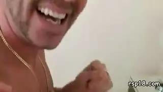 مشهد إباحي: عاهرة سمراء تحب الجنس العميق والقذف الداخلي