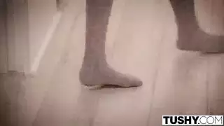 فتيان جميلون في مشاهد رجل مع رجل مكثفة