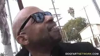 الزوجة البيضاء تتناك من زب اسود سمين امام زوجها الديوث