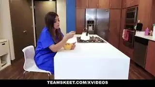 نيك بزاز ممرضة ساخنة بحجم دبل دي في مقطع إكس إكس إكس صريح