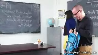 قذف في الفصل: تلميذ يملأ فرج المعلمة بالسائل المنوي