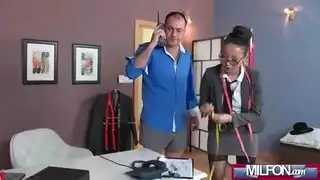 عاهرة آسيوية كبيرة الثدي تحب أن تُرضع ثدييها ويُتذوق فرجها