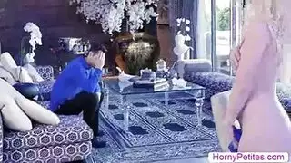 شقراء جامعية مدمنة على نيك كسها بقسوة بواسطة زب صديقها السميك