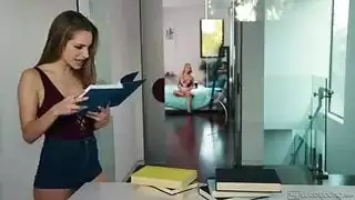 قذف النشوة من سحاق الأخت غير الشقيقة – أكل كس وإصبع