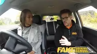 شاب يغري سمراء جميلة و ينيكها في السيارة و هو يعملها السواقة