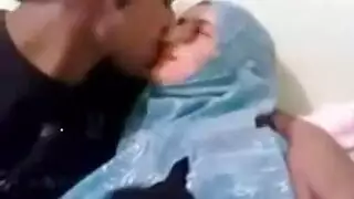 عاهرة محجبة تمارس الجنس بقوة مع أب، وليس ولدًا