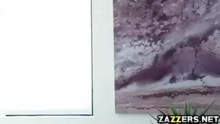 مشهد إباحي: قضيب ضخم يوسع مهبل الزوجة الصغيرة في جماع عنيف