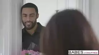 قذف داخلي صريح في المطبخ: عاشق أسمر ينيك شقراء راغبة