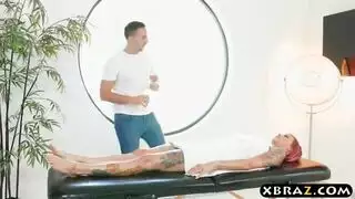 وشوم الشقراء الناشبة تلعق قبل وضعية الكلب الجنسية الصعبة