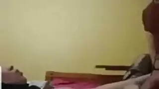 زوجة محجبة ممتلئة الجسم في جلسة نوم قاسية