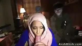 زوجة محجبة خائنة تمتلئ بسائل زميلها السويدي