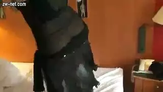أم عربية مثيرة بالأسود تلاعب وتتناك في غرفة النوم