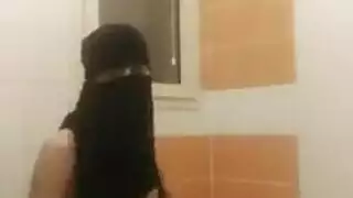 نجمات إباحيات عربيات بالحجاب يحصلن على إيلاج مزدوج