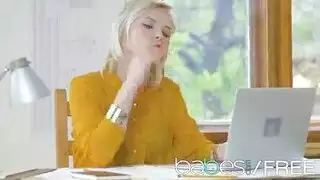 تحرش تحت المكتب يؤدي إلى مضاجعة قاسية وقذف داخلي في العمل