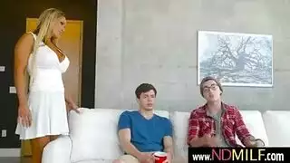 نيك الميلفاية الساخنة من صديق ابنها بعد أن كشفت له بزازها الجامدة