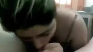 زوجة عربية تتسلل بعشيقها لمص قضيبه وتمارس الجنس بشدة أثناء غياب زوجها