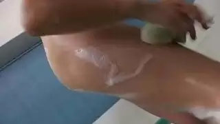 جلسة استمناء ذكورية منفردة في الحمام