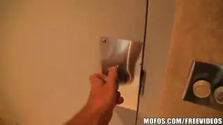 يدخل علي جارتة وهي نايمة