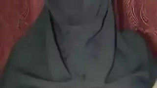 فتاة عربية مثيرة بحلمات بنية كبيرة في مشهد جنسي قوي للثدي