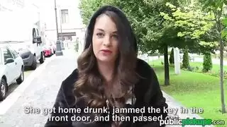 ربة منزل مثيرة تأخذ قذف في حلقها من الجار