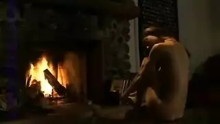 إلهة سمراء تتعرى وتستعد للجماع